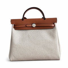 Hermers' popular herbag 31cm is designed to be inspired by saddle bags. The body of the bag is made of canvas, and the inseam, shoulder straps and handle are made of leather. The appearance is very si