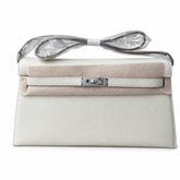 Hermès’ new armpit bag is here. A new member has been added to the Kelly family. Just looking at the online picture, I’m so excited. The first look at the real thing feels like an enlarged version of