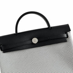 Hermers' popular herbag 31cm is designed to be inspired by saddle bags. The body of the bag is made of canvas, and the inseam, shoulder straps and handle are made of leather. The appearance is very si