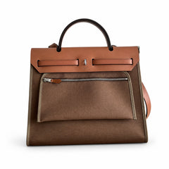 Hermers' popular herbag 31cm is designed to be inspired by saddle bags. The body of the bag is made of canvas, and the outer seams, shoulder straps and handbags are made of leather. The appearance is