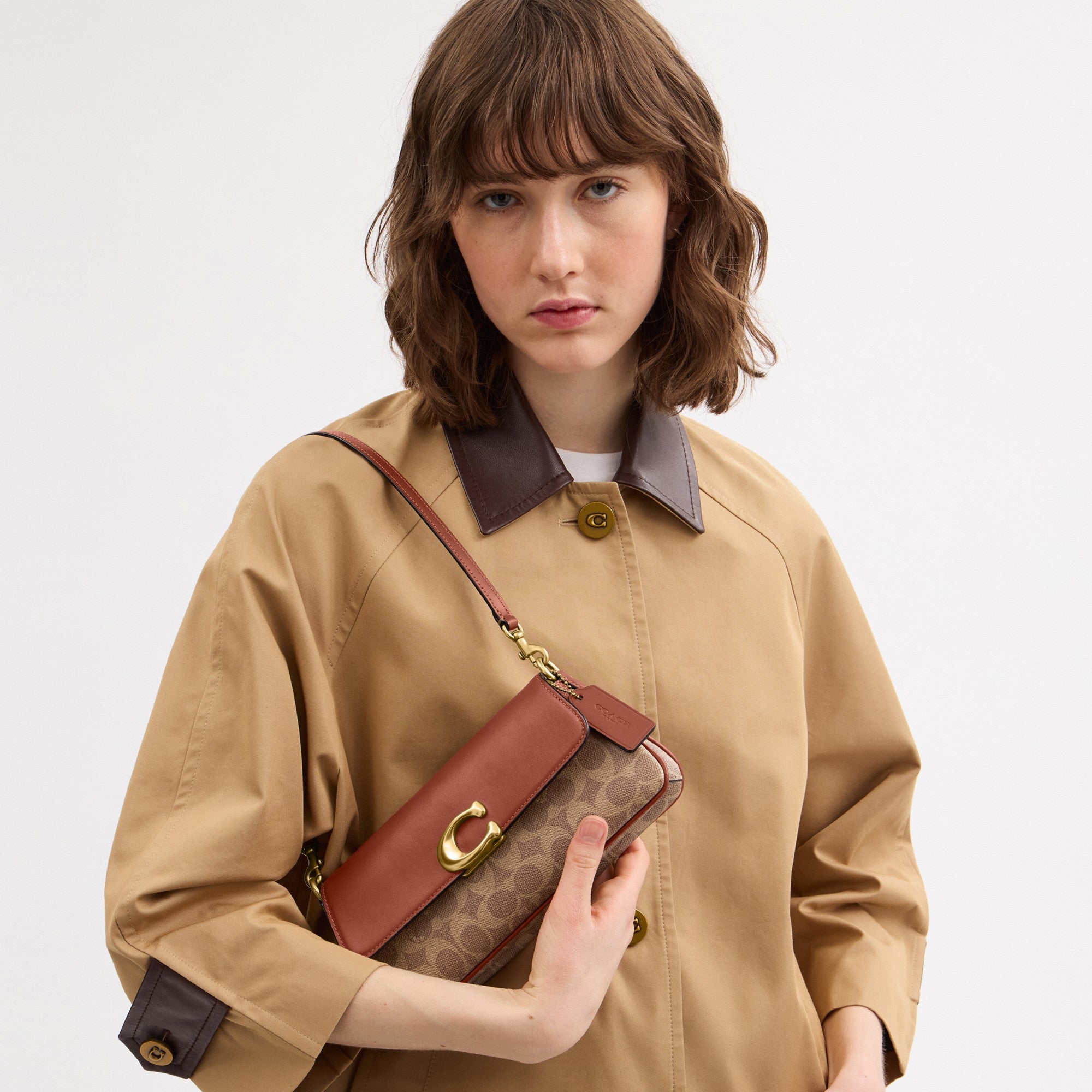 Jet Shoulder Bag In Signature Canvas
