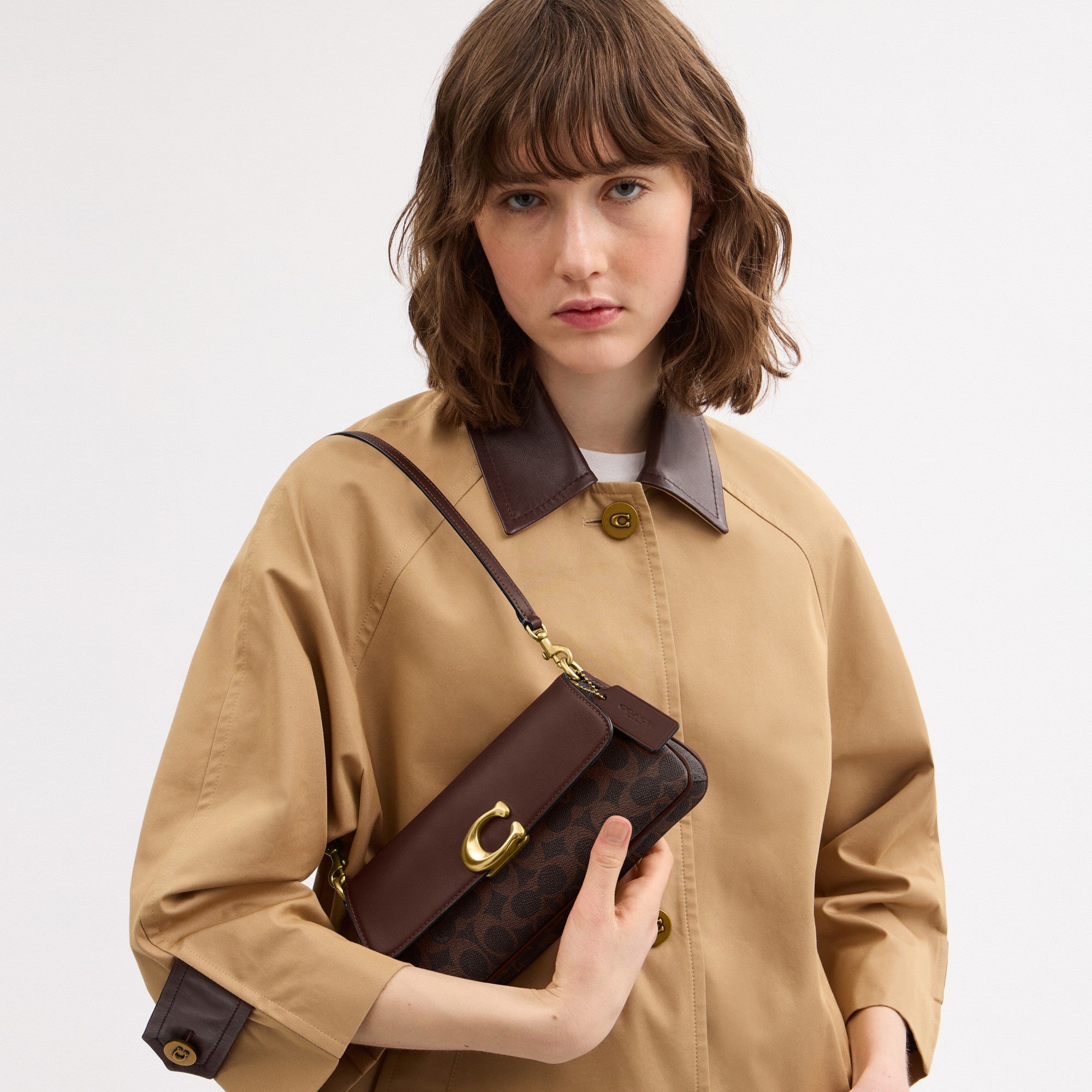 Jet Shoulder Bag In Signature Canvas