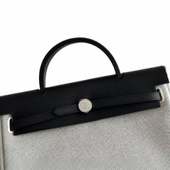 Hermers' popular herbag 31cm is designed to be inspired by saddle bags. The body of the bag is made of canvas, and the inseam, shoulder straps and handle are made of leather. The appearance is very si
