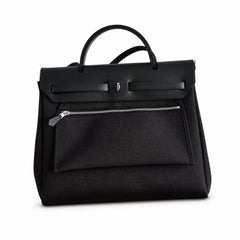 Hermers' popular herbag 31cm is designed to be inspired by saddle bags. The body of the bag is made of canvas, and the inseam, shoulder straps and handle are made of leather. The appearance is very si