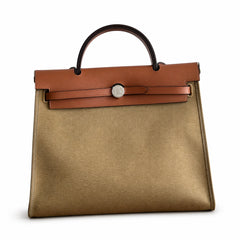 Hermers' popular herbag 31cm is designed to be inspired by saddle bags. The body of the bag is made of canvas, and the outer seams, shoulder straps and handbags are made of leather. The appearance is