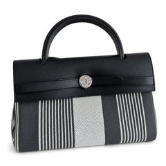 Hermers' popular herbag 31cm is designed to be inspired by saddle bags. The body of the bag is made of canvas, and the outer seams, shoulder straps and handbags are made of leather. The appearance is
