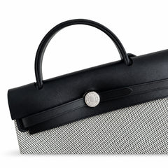 Hermers' popular herbag 31cm is designed to be inspired by saddle bags. The body of the bag is made of canvas, and the inseam, shoulder straps and handle are made of leather. The appearance is very si